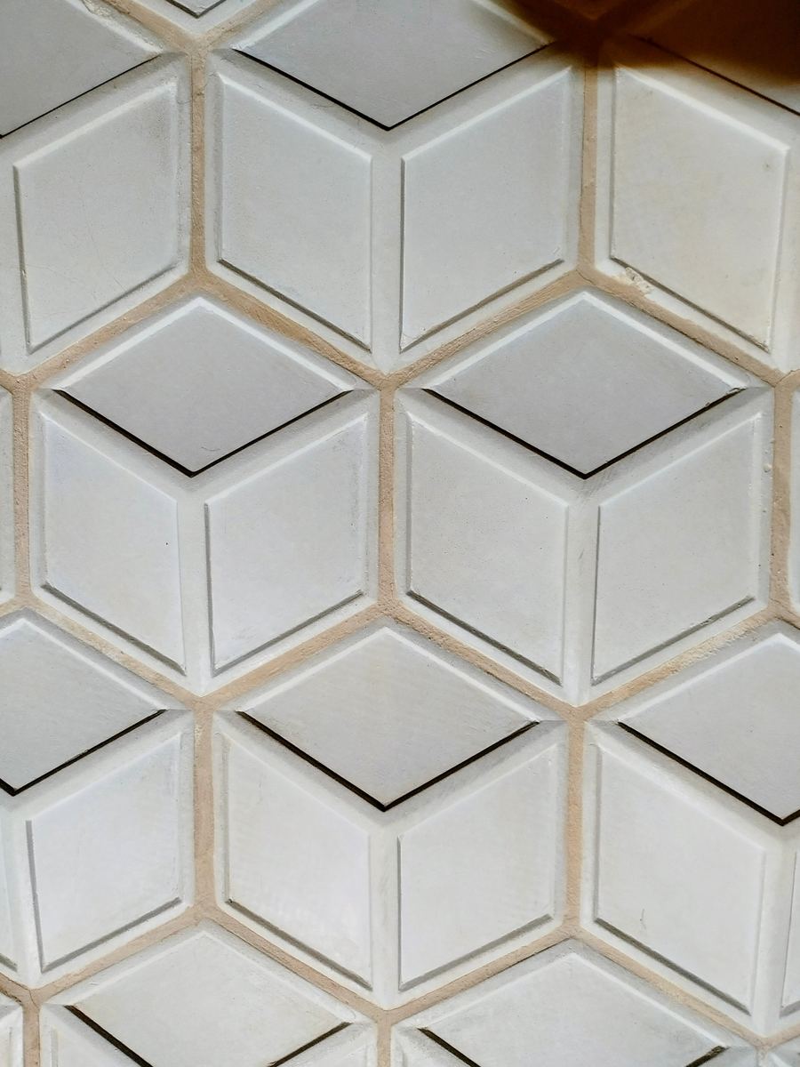 Parement mural motif cube, finition blanche