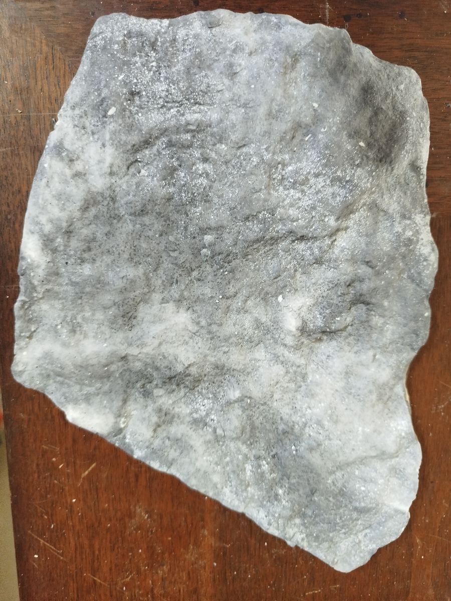 Pierre plate veinée gris et blanc
