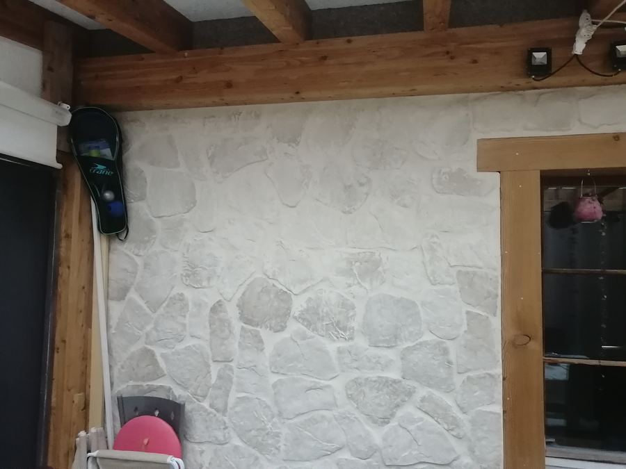 Mur de pierres et charpente apparente